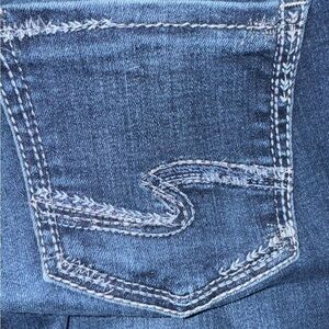 Silver Womens 28/31 Blue Suki Slim Boot Dark Wash  Fading Denim Jeans Short Rise